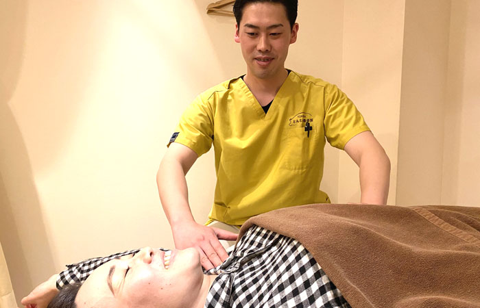 肩こりに対する施術の様子です(イメージ・効果には個人差が
