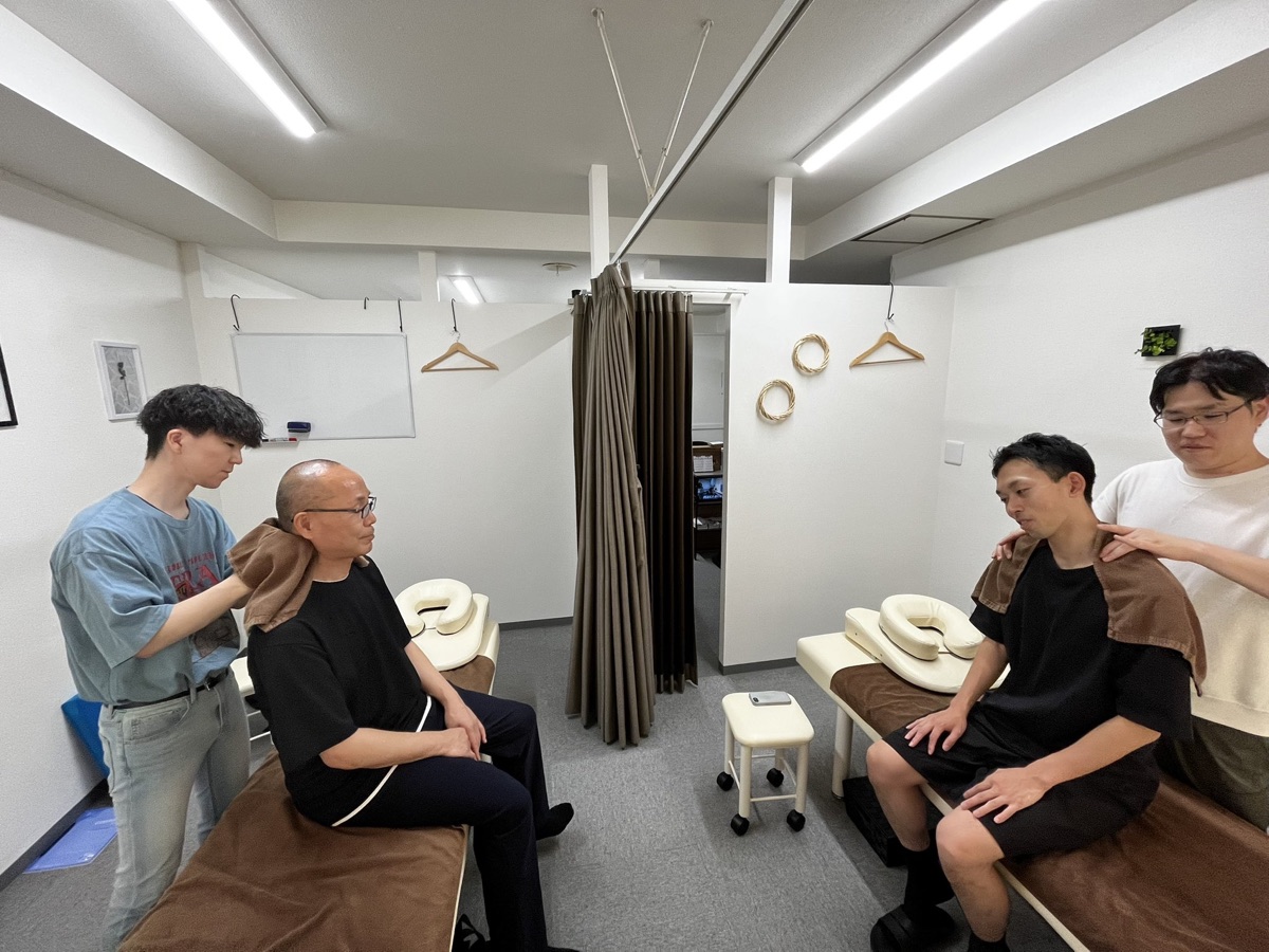 ANOアカデミー実技練習会で、スタッフがペアに分かれて頚肩部の確認検査を練習している様子(2026年7月)